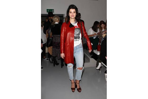 ...sich das alte/neue It-Piece zu jeder Art von Outfit kombinieren lässt. Egal ob roter Ledermantel wie bei Pixie Geldof, el...