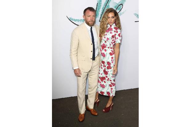 ...nicht nur bei ihren eigenen Looks, sondern sogar aufeinander, waren Regisseur und Madonna-Ex Guy Ritchie mit Modelfrau Ja...