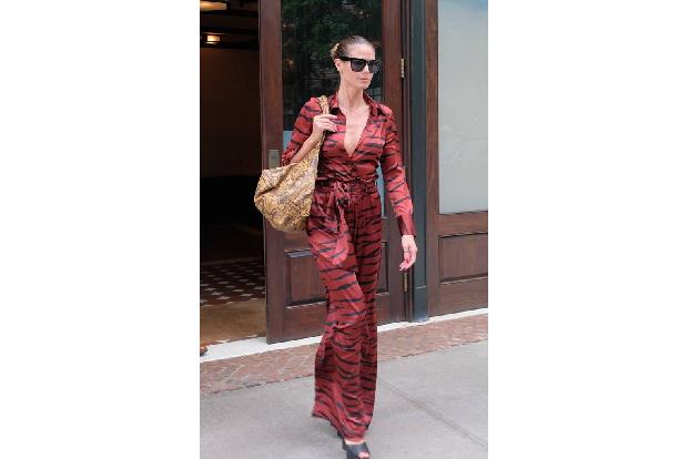 Heidi Klum weiß, wie sie modisch auffallen kann: Unlängst trug der erfolgreiche Deutschland-Export einen Jumpsuit aus Seide ...