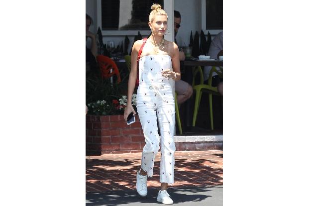 ...Modelkollegin Hailey Baldwin lieben ihre Jumpsuits deswegen. Und nicht nur das: Die Einteiler passen einfach zu jeder Gel...