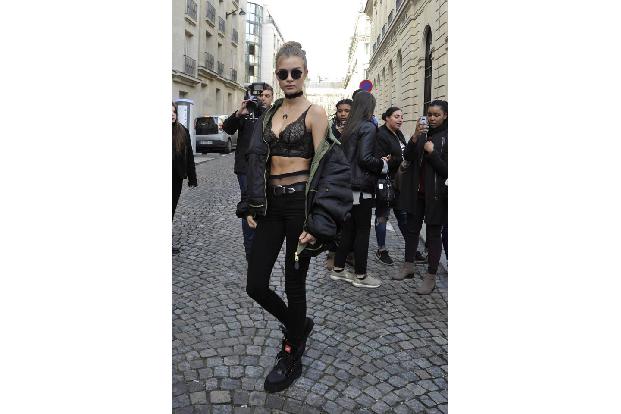 Zahlreiche Modebloggerinnen werden den Look von Model Josephine Skriver sicher in den Himmel loben: Angesagte Netzstrumpfhos...
