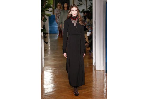 ...Valentino schicken einige ihrer Models in Looks über den Laufsteg, die stark an Vampire erinnern. Schwarze Spitze, dunkel...