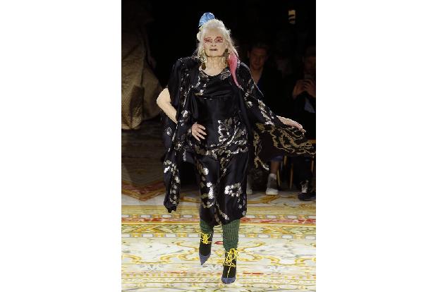 ...sieht man immer wieder in den Kollektionen. Vivienne Westwood, die den Punk einst salonfähig gemacht hatte, zeigte auf de...