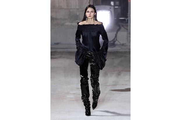 ...Saint Laurent, wo die Farbe Schwarz ja nichts ungewöhnliches ist, sieht man Elemente, die stark an Gothic erinnern. Die L...