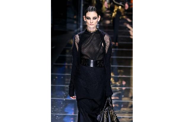 ...können diesen Style aber auch durch Modehäuser wie Balmain mal ausprobieren. Zwar in abgeschwächter Variante in Form von ...