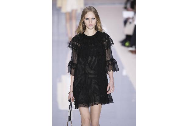 ...interpretiert Chloé diesen Trend. Nur ein Hauch von Gothic wehte da über den Laufsteg. Und eines muss man schon sagen: De...