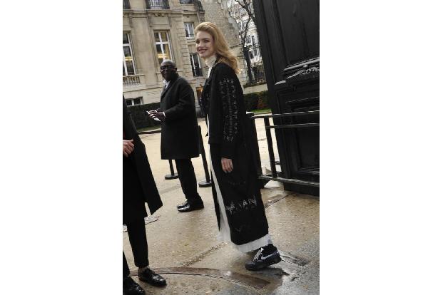 ...Natalia Vodianova machte das auf der Paris Fashion Week etwas dezenter und wählte lediglich einen langen, schwarzen Mante...