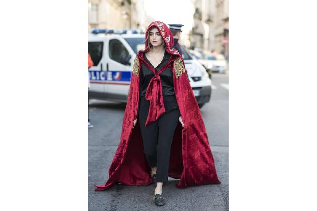 ...Bloggerin Chiara Ferragni ebenfalls schaffte. Ihr Mantel machte das Outfit, das Graf Dracula wohl nicht überzeugender hät...