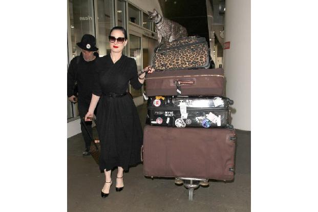 Eine Diva ist und bleibt eine Diva, auch wenn sie ein Flugzeug besteigen muss. Stilrecht reist man da mit tausenden Koffern,...