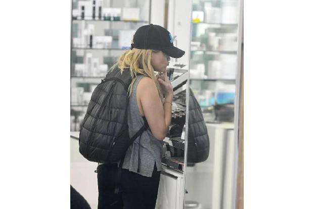 ...die gute Reese ignoriert alle Erwartungen und geht ohne Make-up, mit Sportklamotten, Cap und Rucksack in einen Store für ...