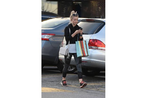 ...Julianne Hough ist gleich das ganze Outfit ziemlich sportlich. Mit den Leggings und den Turnschuhen kann sie nach den Sho...