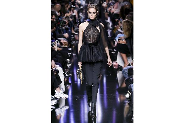 ...Elie Saab sieht man durch transparente Stoffe und blickt auf Brustwarzen. Eine neue Sexualisierung der Frau in der Mode? ...