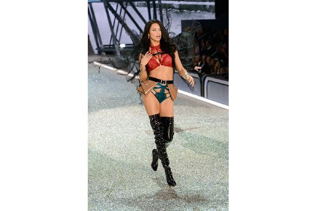 Mit ihren 36 Jahren gehört Adriana Lima zu den Veteraninnen unter den Victoria's-Secret-Schönheiten - und genau das möchte s...
