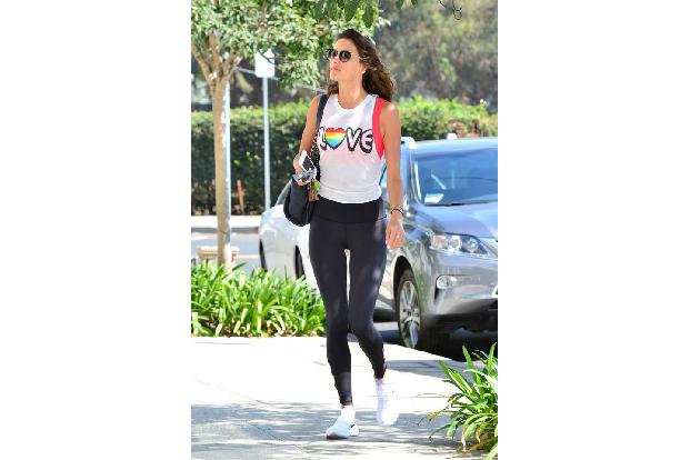 ...Spiel machte Victoria's-Secret-Dauerbrenner Alessandra Ambrosio gleich zwei Mal mit. Doch jedes Mal lief sie nur wenige M...