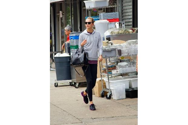...sieht man auch eine Karlie Kloss noch häufiger in Sportklamotten zum Fitnessstudio pilgern - nach einer Auszeit ist die s...