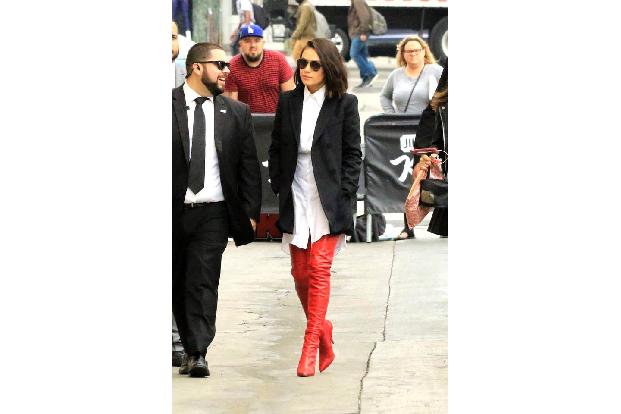 ...Mila Kunis, dass wir in diesem Winter bei unseren Schuhen gerne mal in den Farbtopf greifen dürfen. Rot ist da tonangeben...