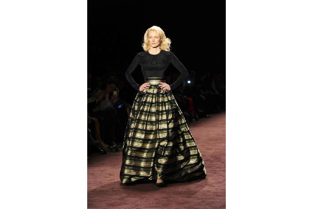 ...femininen Designs begeistert sie die Modewelt - und nicht nur Fashion-Week-Dauergast Franziska Knuppe. Doch das Warten au...