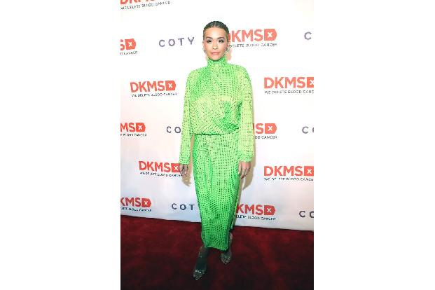 ...zweiten Kermit der Fashionrunde - dieses Mal in der Neonversion - lieferte Rita Ora. Es wird wohl niemals eine Robe in so...