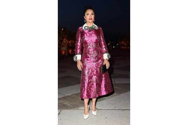 ...Piggy zu Ritas Kermit finden wir in Salma Hayek. Dieses Brokat-Ungetüm in Pink sollte vielleicht im Buckingham Palace als...