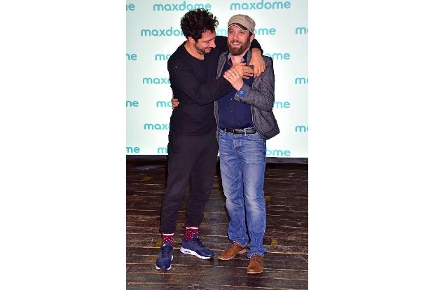 ...so innigen Bromance ist Körperkontakt natürlich Pflicht. Da wird auch mal herzlich umarmt und gekuschelt was das Zeug häl...