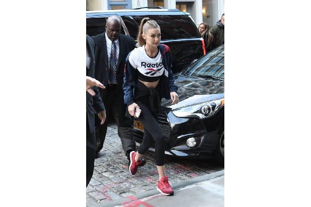 ...ihre Schwester Gigi mag es privat etwas sportlicher. Aber natürlich trug sie das Reebok-Shirt auch, weil sie erst kürzlic...