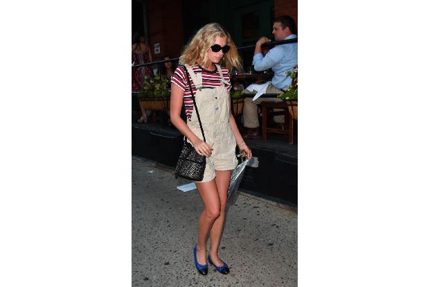...wirkt in den Straßen von New York oft als Mädchen von nebenan - mit Latzkleid und Ballerinas. Doch am...