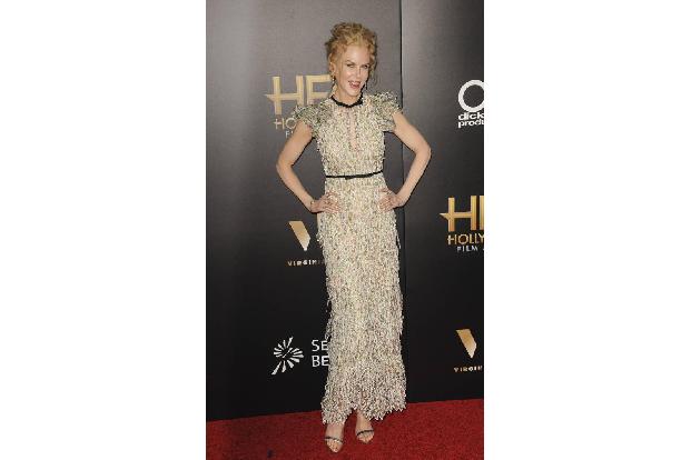 ...bei den Hollywood Film Awards hüllte sich die Australierin in helle Farben. Wer sagt, dass blasse Frauen...