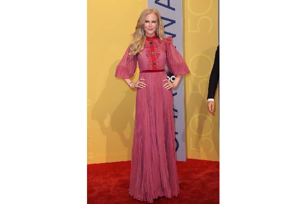 ...ab und zu darf es auch ein wenig knallen: Bei dem Country Music Awards schmiss sie sich in eine himbeerrote Robe. Und...