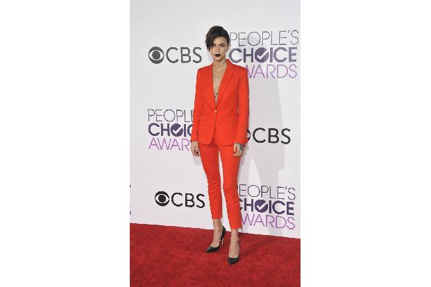...man nur in einer großen Robe auffallen kann, das widerlegte Ruby Rose bei den People's Choice Awards. Ihr orange-roter An...