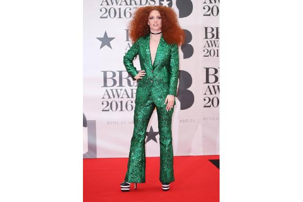 ...Kontraste setzte dagegen Sängerin Jess Gylnne. Die Britin kombinierte zu ihren feuerroten Haaren einen leuchtend grünen G...