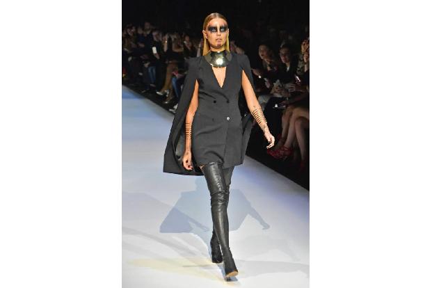 ...auf dem Runway nicht nur super stylish, sondern auch aufwendig geschminkt. Bonnie Strange bekam ein Make-up, das stark an...