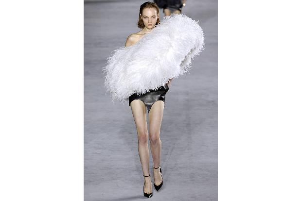 ...der Leitung von Anthony Vaccarello ziemlich pompöse Styles für die nächste Saison unter dem Pariser Wahrzeichen sehen, di...