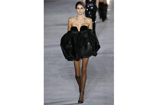 ...von Nachwuchs-Modestar Kaia Gerber vorgeführt wurden. Die Frau bei Yves Saint Laurent trägt demnächst also Federn und Led...