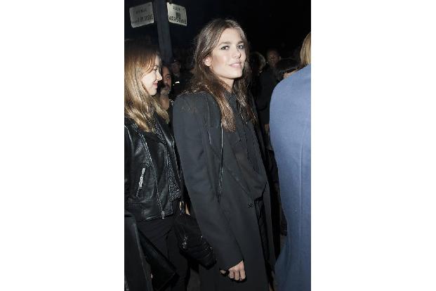 ...ist da schon ein Anblick von Charlotte Casiraghi. Aber Paris und Yves Saint Laurent - und das noch unter dem Eiffelturm ...