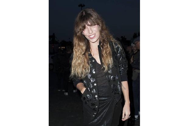 ...die französische Schauspielerin und Sängerin Lou Doillon schaffte es zur Modenschau - aber die hatte es ja nicht ganz so ...