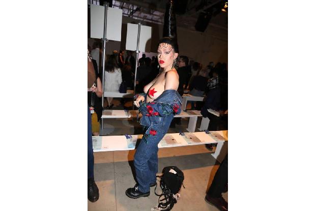 ...Rapperin Brooke Candy zeigten, wie das mit der Mode im Big Apple richtig geht: gewagt, auffällig und nicht jedermanns Ges...