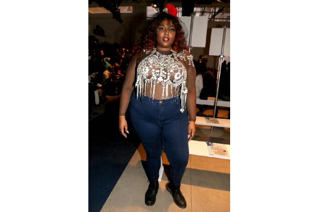 ...Lizzo wollte ebenfalls ein wenig mehr Haut zeigen. Ob man sich bei diesen Looks Inspirationen holen will? Für die nächste...