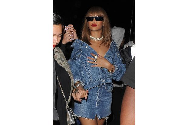 ...dabei keine Geringere als Rihanna, die zeigte, dass das Slumping auch seine Tücken hat. Trägt man nämlich nichts unter se...