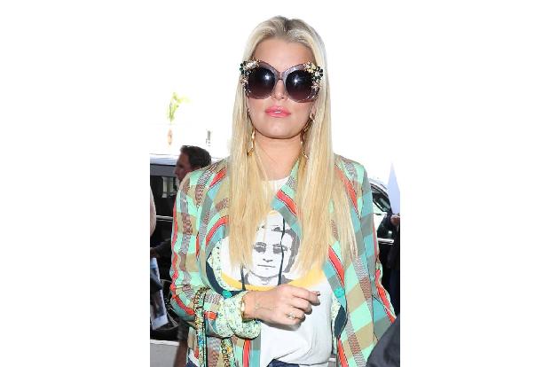 Diese Sonnenbrille hätte jeder Coachella-Fan der Sängerin Jessica Simpson am liebsten von der Nase gerissen - passt ihr Mode...
