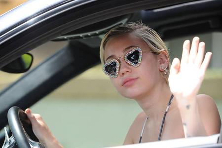 ...keine Sterne, sondern Herzen, sieht ihre Kollegin Miley Cyrus. Kein Wunder, ist sie doch seit gut anderthalb Jahren wiede...
