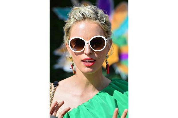 ...dezenter und dennoch ausgefallen zeigte sich Supermodel Karolína Kurková. Kaum eine Farbe versprüht so viel Sommerfeeling...