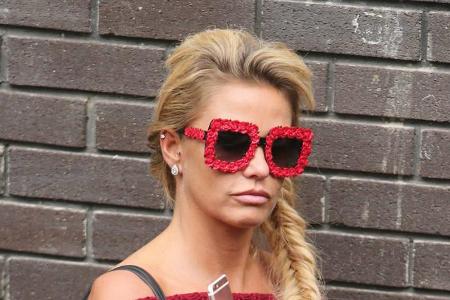 ...Rosen gebettet wurde diese Dame schon von so manchem Herrn, doch Ex-Boxenluder Katie Price sieht die Blumenpracht auch st...