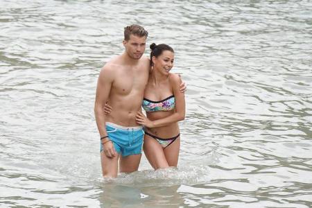 ...zeigte sich das Paar frisch verliebt und konnte sogar im Wasser nicht die Finger voneinander lassen. Inzwischen ist es an...
