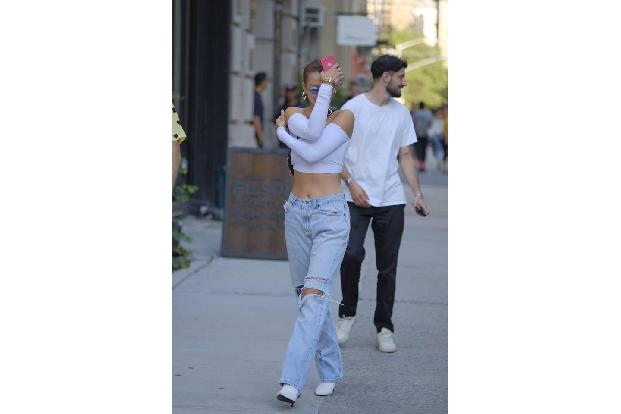 ...die Amerikanerin sich mit Trends auskennt. Sind hautenge, schulterfreie Crop Tops in Kombination mit Jeans also ein Trend...