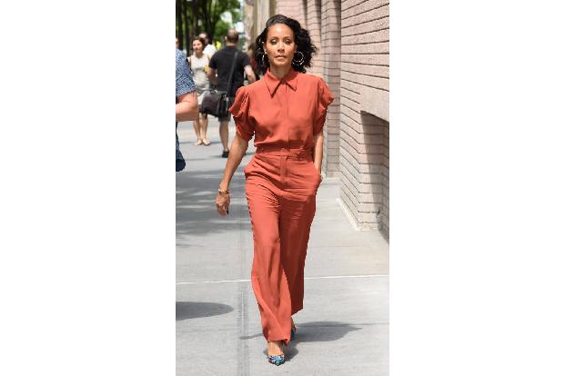 ...Jada Pinkett Smith. Zwar sind die noch immer absolut im Trend, doch der Jumpsuit darf nun auch anders aussehen. Erstens d...