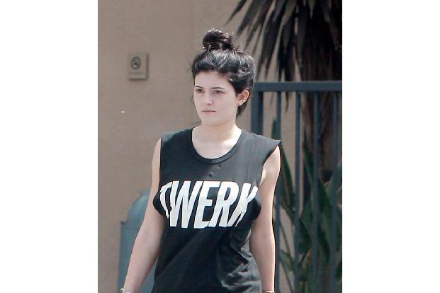 ...kennen wir diese junge Frau nur mit extremer Gesichtsbemalung - kein Wunder, betreibt sie doch selbst eine Kosmetikmarke....