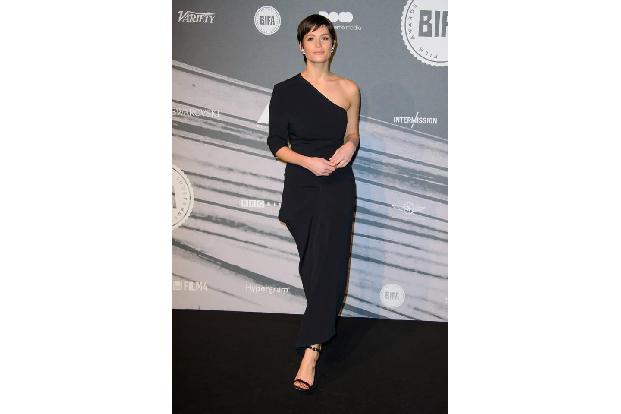 ...Schwarz zeigte Gemma Arterton ihre kalte Schulter. Klassisch elegant mit ein wenig Sexappeal funktioniert aber eigentlich...