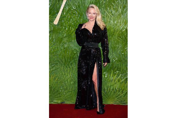 ...setzte Pamela dann wieder bei den British Fashion Awards 2017. Ihre schwarze Robe sorgte mit einem langen Beinschlitz und...