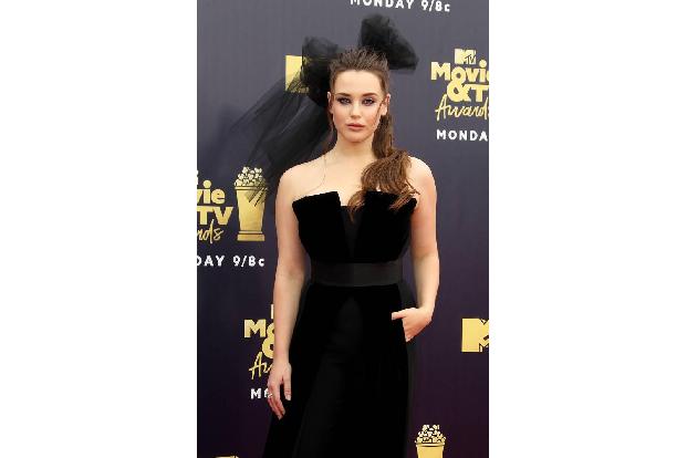 ...Katherine Langford ihr Outfit. Die Beauty aus 'Tote Mädchen lügen nicht' sah in ihrem schwarzen Kleid mit dem Kopfschmuck...