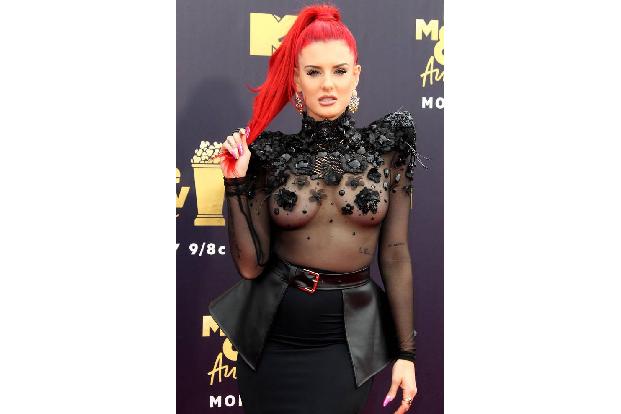 ...Rapperin Justina Valentine mit ihrer roten Mähne für Aufsehen sorgen. Das megasexy Oberteil sorgte allerdings dafür, dass...